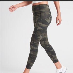 Athleta Camo Contender 7/8 Tight M Black Olive